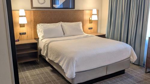 Staybridge Suites BISMARCK, an IHG hotel Room Type - 1 Queen Bed Studio Suite