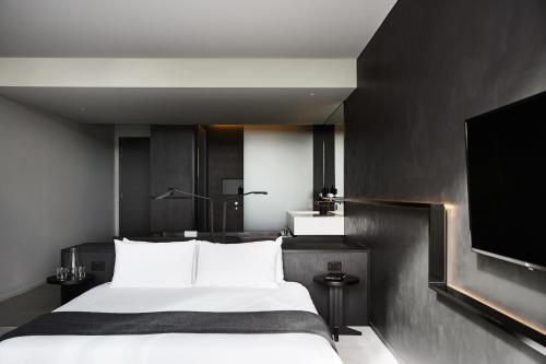Book the Terrace with Bath including Breakfast and Signature Inclusions Terrace with Bath including Breakfast and Signature Inclusions