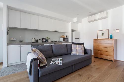 Heart of Windsor Apartment by Ready Set Host