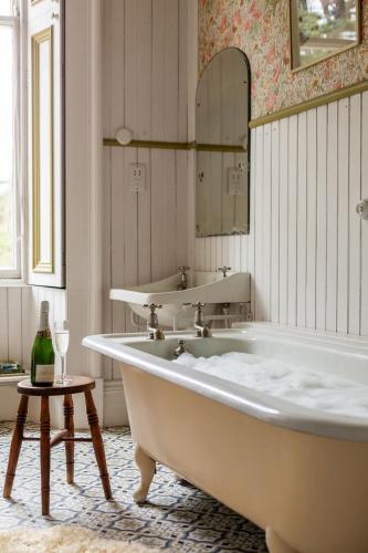 Errol Park - Stately Home & Views Sleeps 40 in Errol