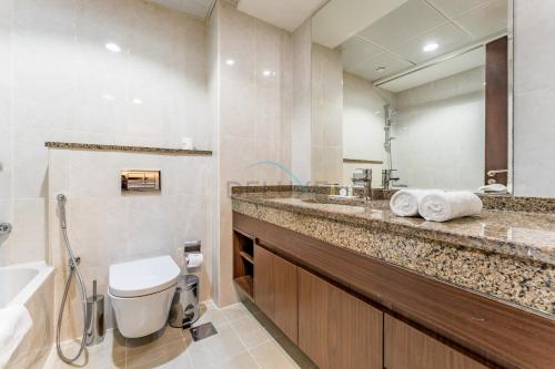 City View 2BR Just Steps from the Mall, Roxana Residence B, Jumeirah Village Circle by Deluxe Holiday Homes, Dubai (foto 2)