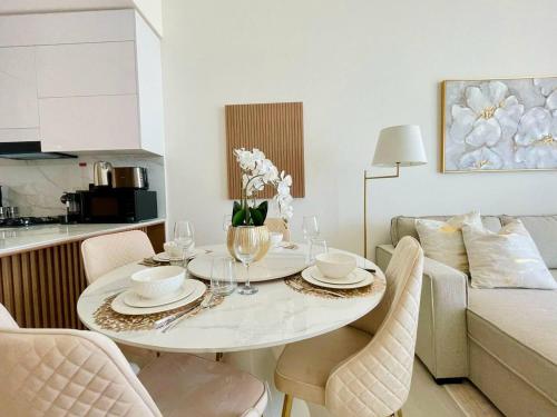 Gold Kissed 1br Apt In The Heart Of Jvc!, Dubai (photo 3)