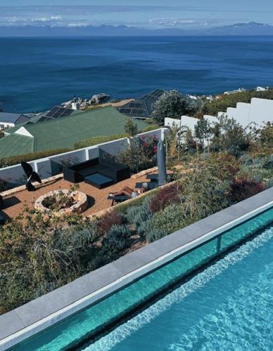 Luxury Surfer's Corner Suite with Ocean Views near Cape Point Nature Reserve