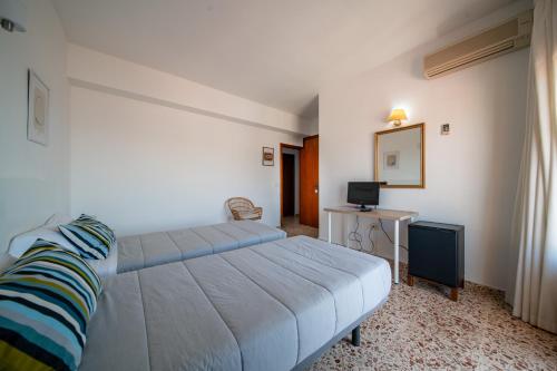 Double or Twin Room with Sea View image 4