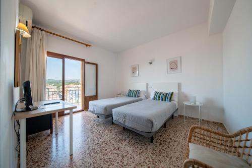 Double or Twin Room with Sea View image 2