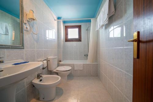 Double or Twin Room with Sea View image 5