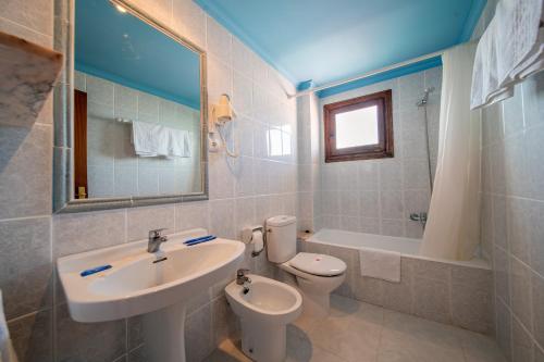 Double or Twin Room with Sea View image 6