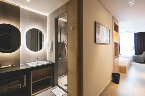 Deluxe Family Room image 10