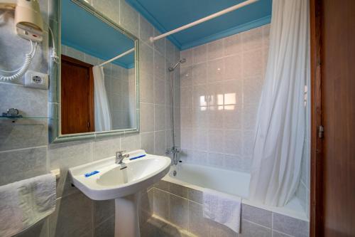 Double or Twin Room image 2