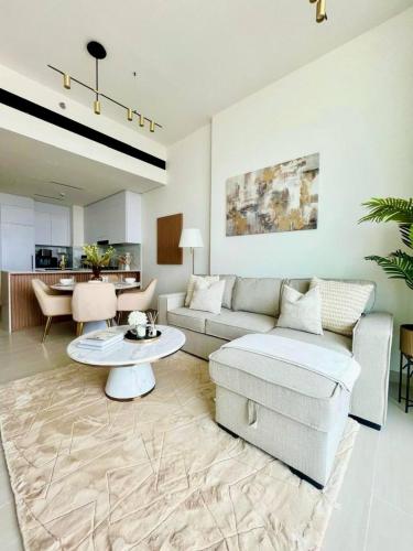 Stylish 1br In Jvc Balcony, Pool & Free Parking, Dubai