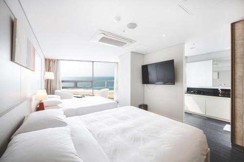 Family Queen Twin Ocean View 