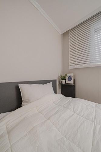 102 Apgujeong house 2 Room