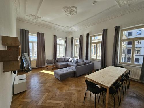 Sehr große Unterkunft mit 6 Schlafzimmern, Küche, Bad und großem Wohnzimmer im Herzen von Leipzig in Leipzig, Deutschland