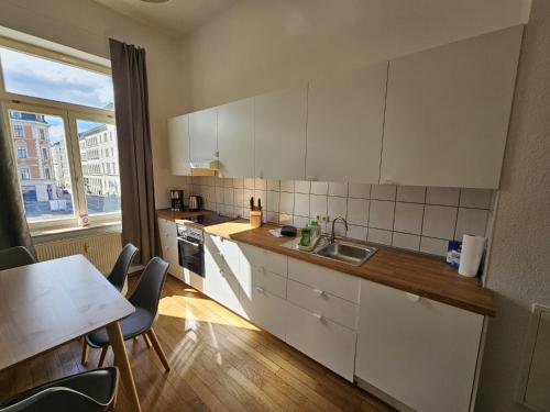 Sehr große Unterkunft mit 6 Schlafzimmern, Küche, Bad und großem Wohnzimmer im Herzen von Leipzig, Lipsko (fotografie 3)