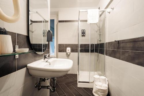 Double Room image 10