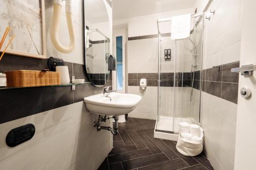 Double Room image 7