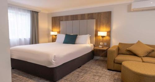 1 queen bed, 1 sofa bed