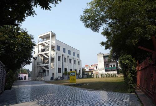 Yuturn Hotel, Jāmb