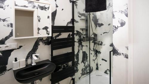 Black & White Apartment Prague by Wenceslas Square and Muzeum, Praha (fotografie 3)