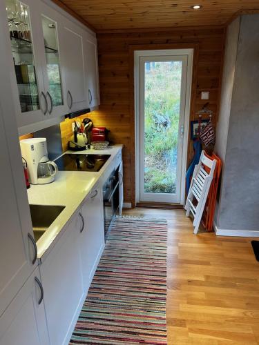 ห้องครัว, Flott familiehytte på Haukås i Strandebarm (Flott familiehytte pa Haukas i Strandebarm) in สตรานเดบาร์ม