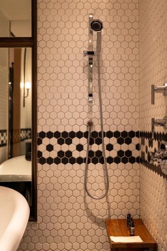 Standard Double Room image 4