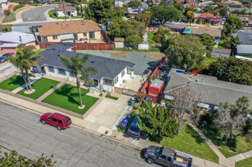 2 Homes in 1 Sleeps 18 10 Min to Zoo and Beach