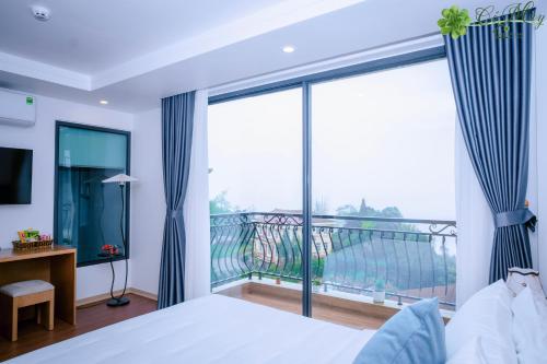 Deluxe Double Room with Balcony image 7
