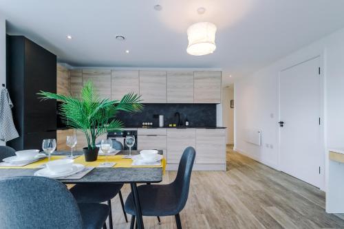 Modern Apartment in Old Trafford, Balcony, Sleeps6, Manchester (photo 7)