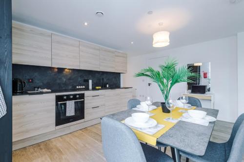 Modern Apartment in Old Trafford, Balcony, Sleeps6, Manchester (photo 9)