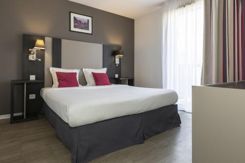 1 queen bed, 1 sofa bed