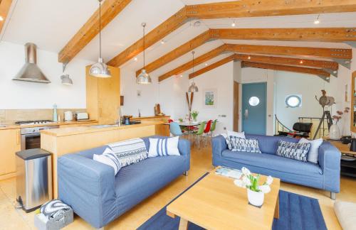 delat sällskapsrum/tv-rum, The Deck House - Stunning Chalet in Gurnard with Solent Views and Terrace in Cowes West and Gurnard
