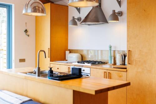 kök, The Deck House - Stunning Chalet in Gurnard with Solent Views and Terrace in Cowes West and Gurnard