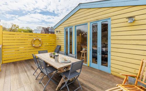 balkong/terrass, The Deck House - Stunning Chalet in Gurnard with Solent Views and Terrace in Cowes West and Gurnard