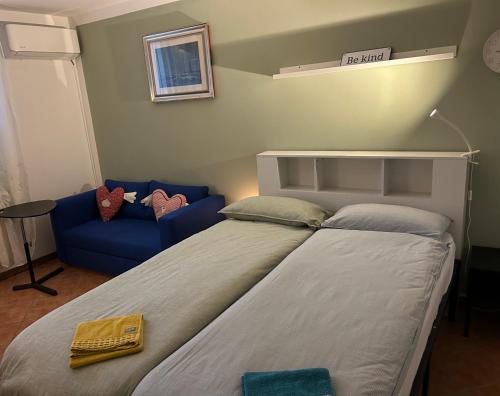 1 double bed, 1 twin bed