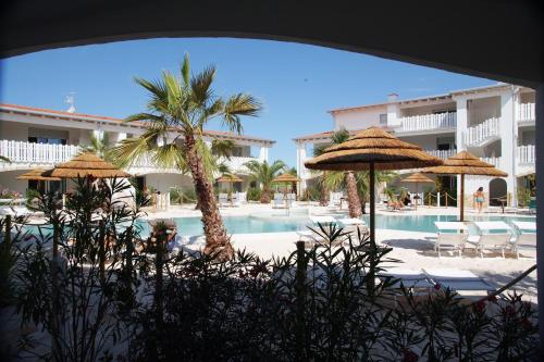 Apartment with Pool View  image 3