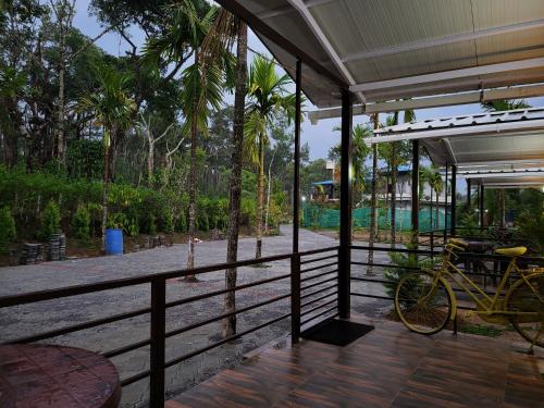 Erkély/terasz, Rainy Cloud Homestay Private Cottages - 1KM Falls, Estate, Home Food in Kadur