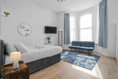 Charming 3BR by Redcliffe Gdns - image 3