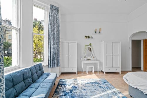 Charming 3BR by Redcliffe Gdns - image 11
