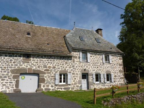 Maison de caractère rénovée près du lac de Sarrans - 5 pers, jardin, cheminée, internet - FR-1-742-256 Maison de caractère rénovée près du lac de Sarrans - 5 pers, jardin, cheminée, internet - FR-1-742-256