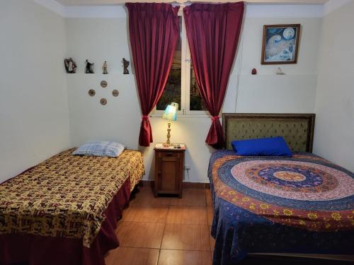 Habitación con dos camas, baño privado, terraza y cocina compartida en Miraflores