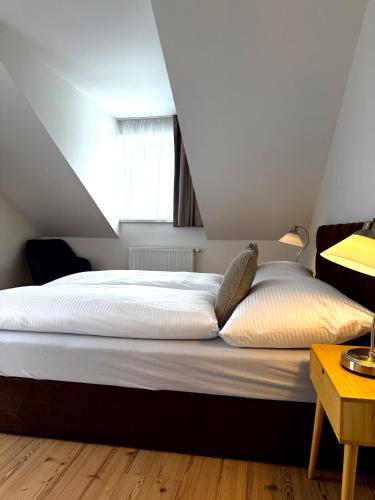 1 queen bed, 1 sofa bed
