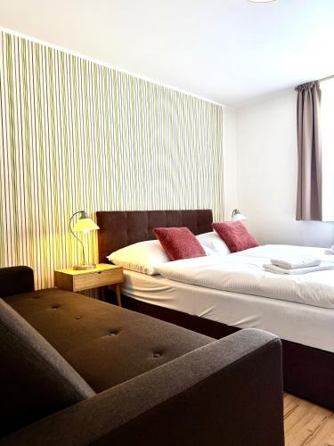 1 queen bed, 1 sofa bed