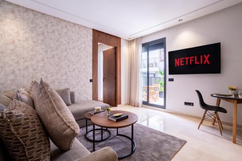Design 1BR Living Home M5 Stadium Balcony & Private Parking, Maarif