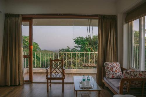 Balkons/terase, Eshi Resorts and Restaurant - Bhimashankars Jungle Luxury Resort in Tale Ghar