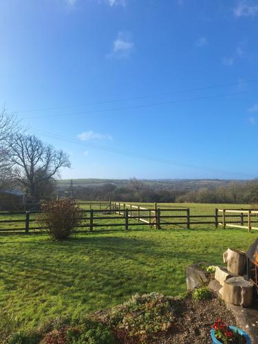 Ümbrus, Mayeston Barn Holiday Home in Cosheston