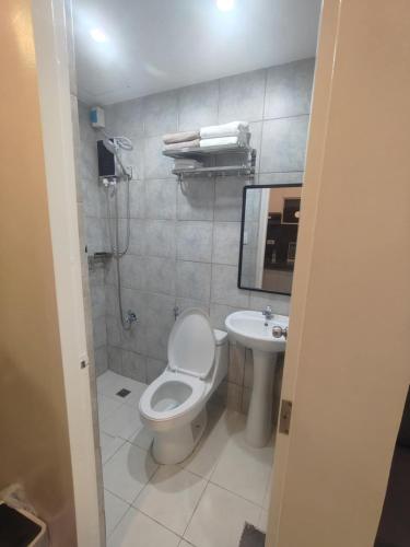 Apartment 2 Quezon City Condo Pool View, Манила (фото 11)