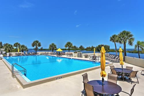 Gulf-View Condo with Beach Access and Patio in Hudson in ฮัตสัน(FL)