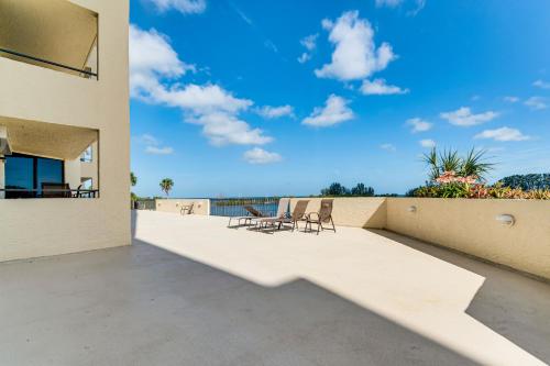 Gulf-View Condo with Beach Access and Patio in Hudson in ฮัตสัน(FL)