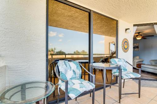 Gulf-View Condo with Beach Access and Patio in Hudson in ฮัตสัน(FL)