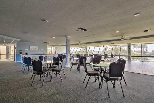 Gulf-View Condo with Beach Access and Patio in Hudson in ฮัตสัน(FL)